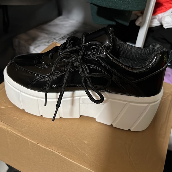 Shoes - Picture 2 of 7